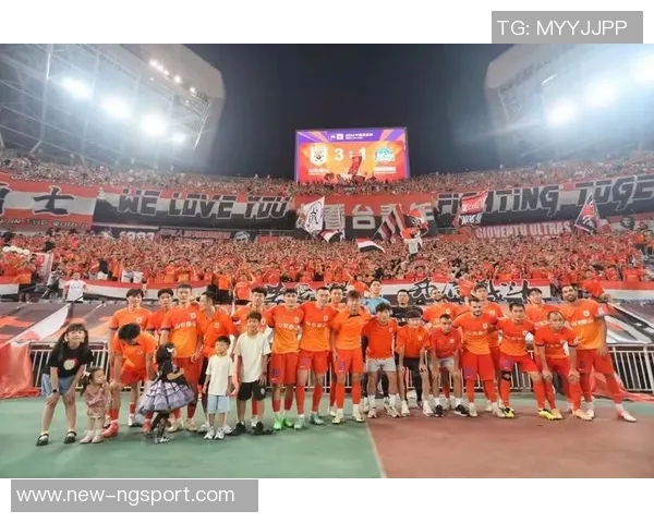 河南球迷热情高涨足协杯决赛现场人潮涌动北京球迷人数相对较少